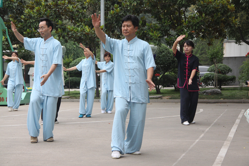 聘請陳式太極拳知名教練教學，開展太極拳興趣小組活動。